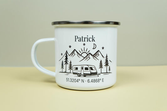 Emaille Camping Tasse personalisiert mit Namen, Spruch, Koordinaten oder Wunschspruch – Geschenk für Camper, Vanlife & Outdoor Abenteuer