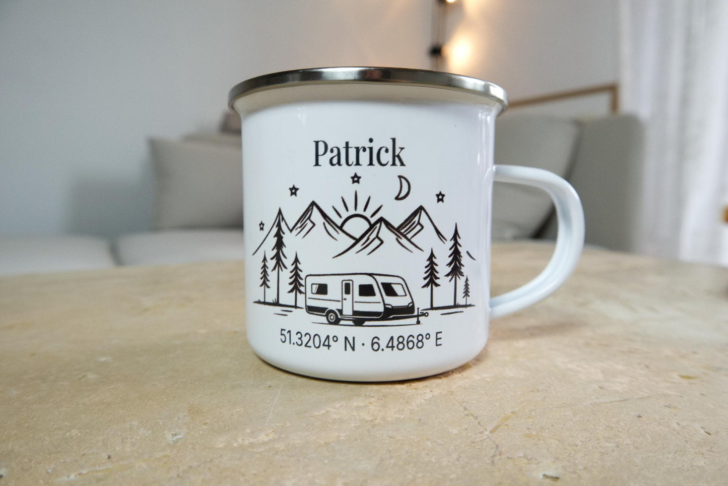 Personalisiertes Camping Geschenk Set - Brettchen + Tasse – Spruch, Koordinaten oder Wunschspruch – Geschenk für Camper, Vanlife & Outdoor