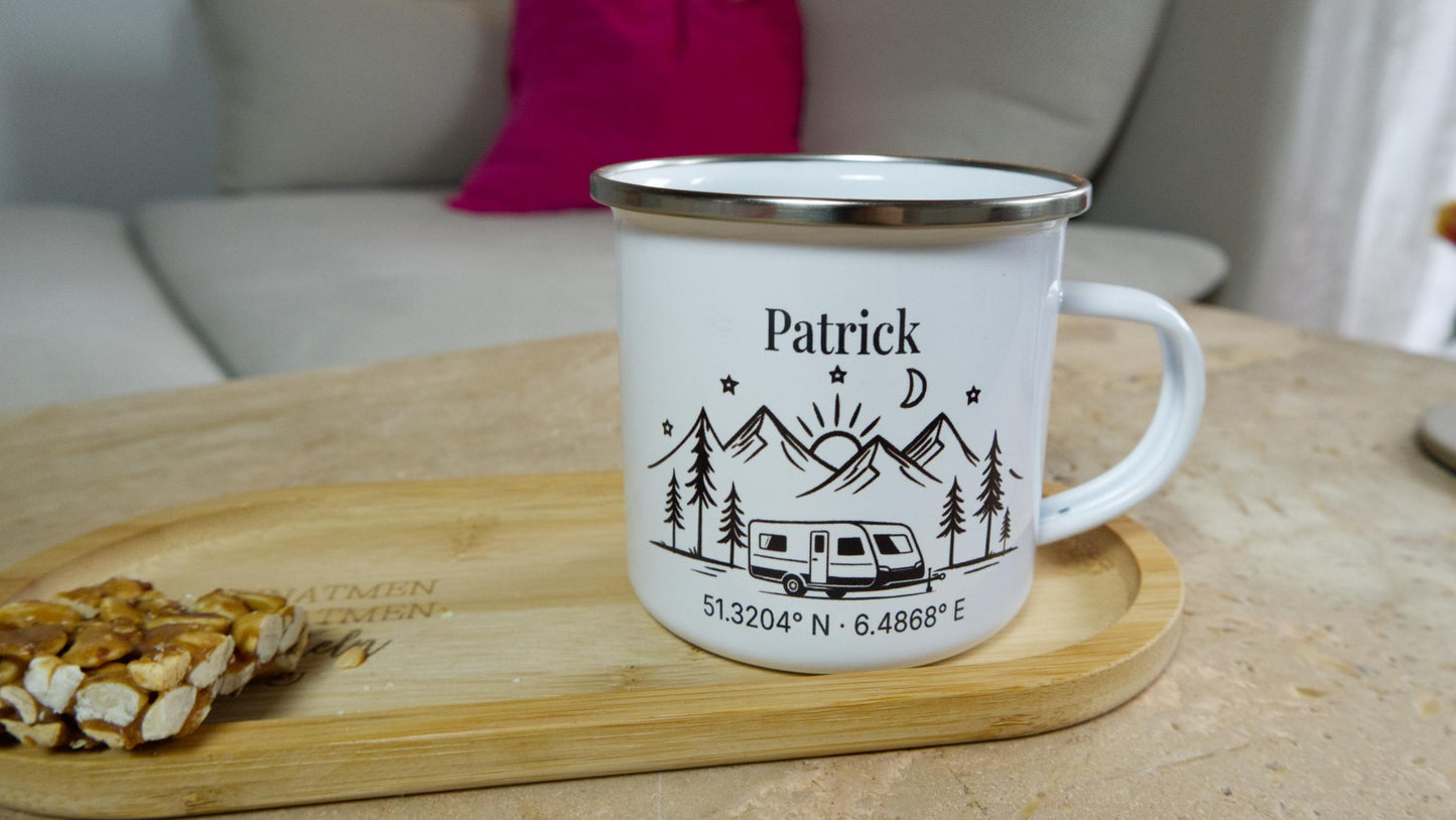 Personalisiertes Camping Geschenk Set - Brettchen + Tasse – Spruch, Koordinaten oder Wunschspruch – Geschenk für Camper, Vanlife & Outdoor
