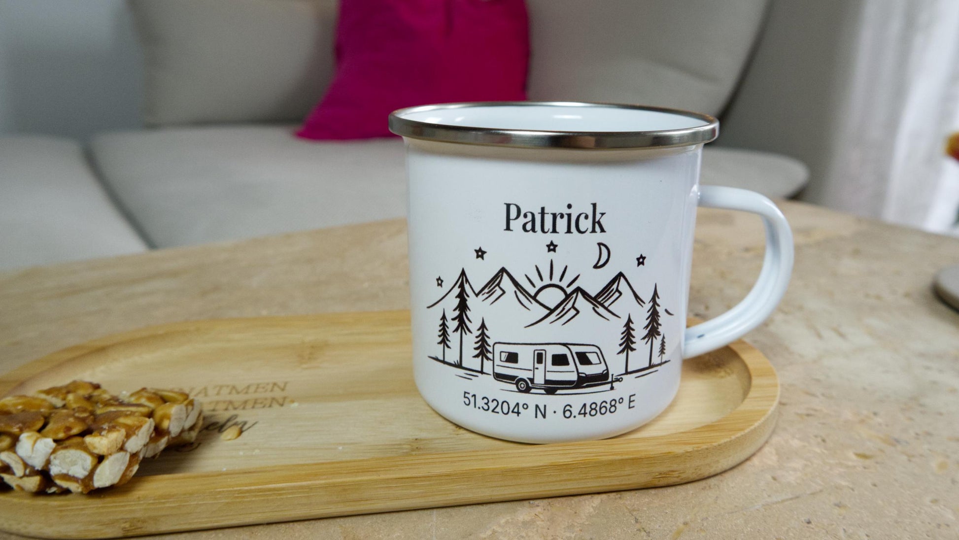 Personalisiertes Camping Geschenk Set - Brettchen + Tasse – Spruch, Koordinaten oder Wunschspruch – Geschenk für Camper, Vanlife & Outdoor