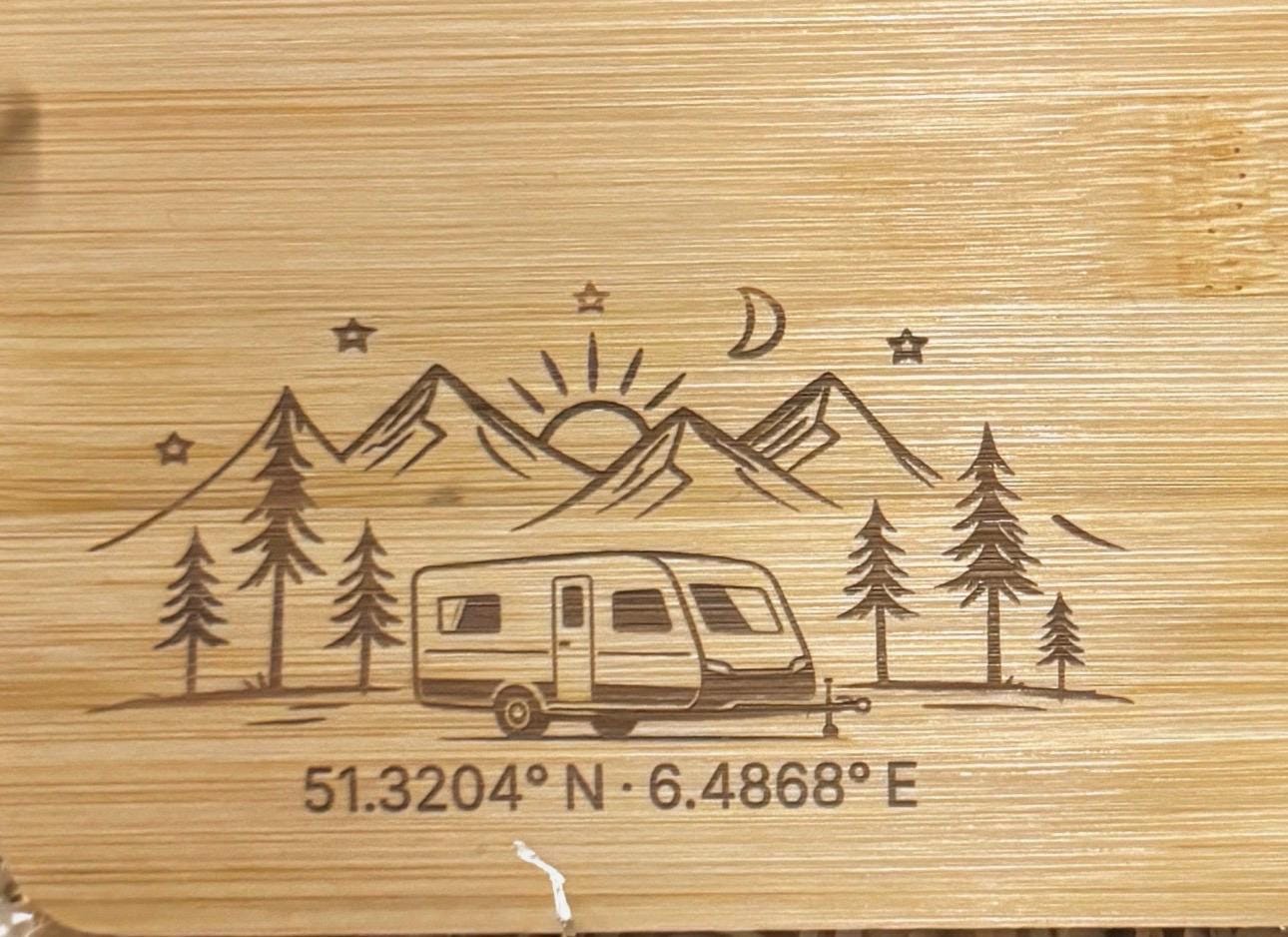 Personalisiertes Camping-Frühstücksbrettchen mit Name + Koordinaten, "Let the Adventure begin" oder Wunschtext – Camping Geschenk aus Bambus