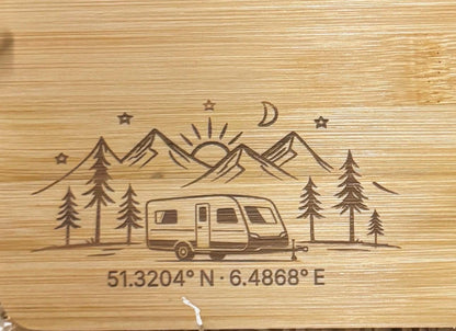 Personalisiertes Camping Geschenk Set - Brettchen + Tasse – Spruch, Koordinaten oder Wunschspruch – Geschenk für Camper, Vanlife & Outdoor