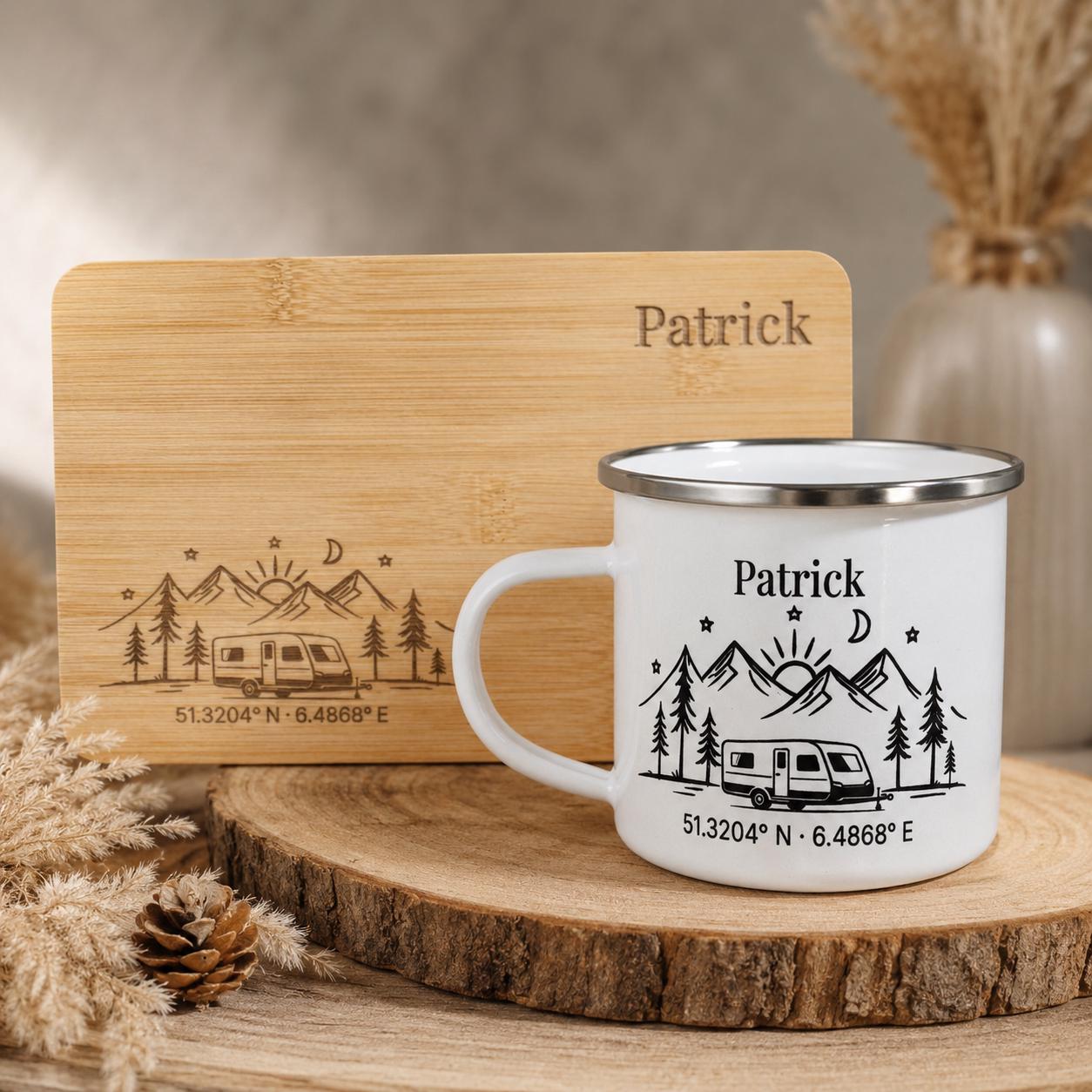 Personalisiertes Camping Geschenk Set - Brettchen + Tasse – Spruch, Koordinaten oder Wunschspruch – Geschenk für Camper, Vanlife & Outdoor