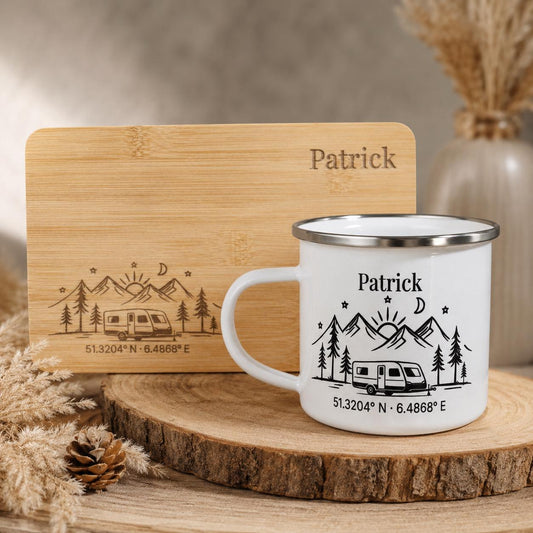Personalisiertes Camping Geschenk Set - Brettchen + Tasse – Spruch, Koordinaten oder Wunschspruch – Geschenk für Camper, Vanlife & Outdoor