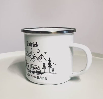 Emaille Camping Tasse personalisiert mit Namen, Spruch, Koordinaten oder Wunschspruch – Geschenk für Camper, Vanlife & Outdoor Abenteuer