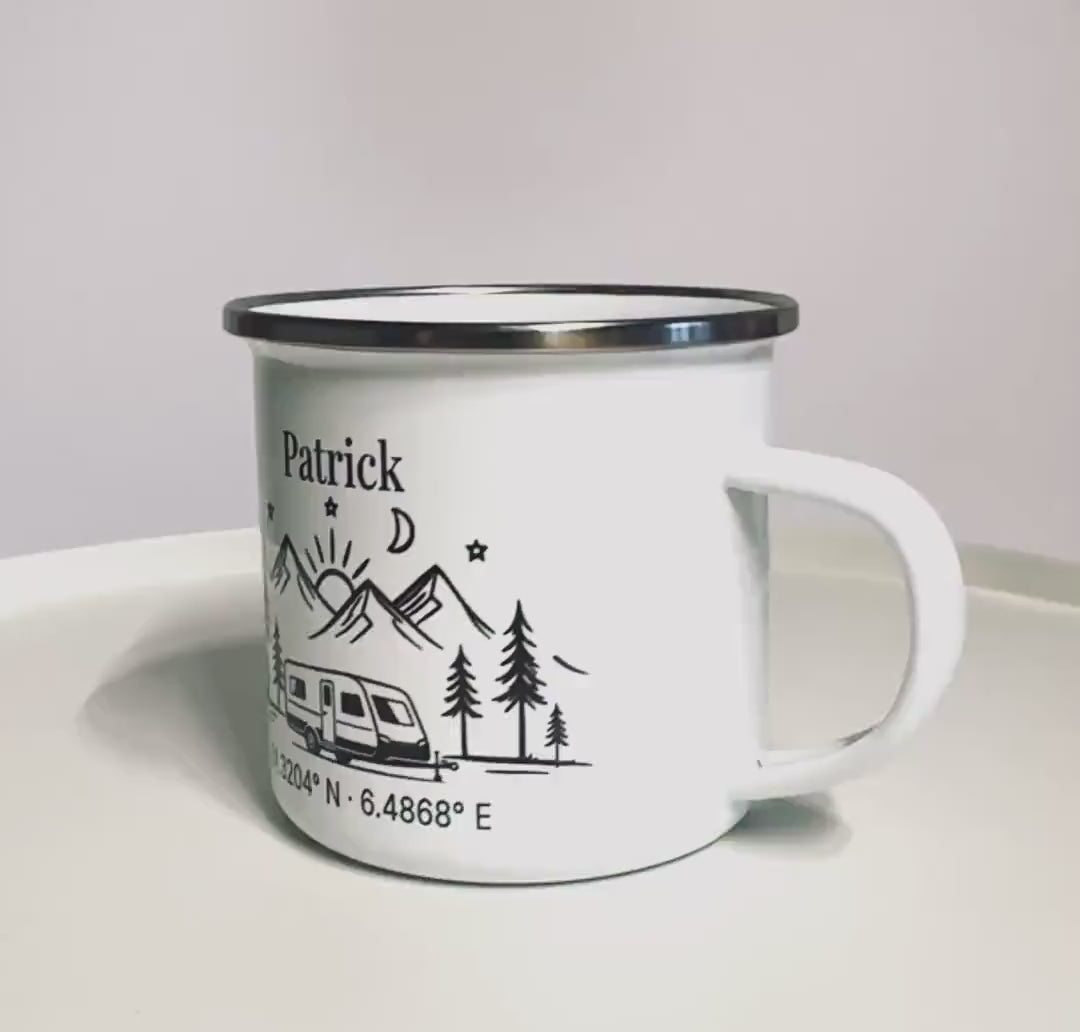 Emaille Camping Tasse personalisiert mit Namen, Spruch, Koordinaten oder Wunschspruch – Geschenk für Camper, Vanlife & Outdoor Abenteuer